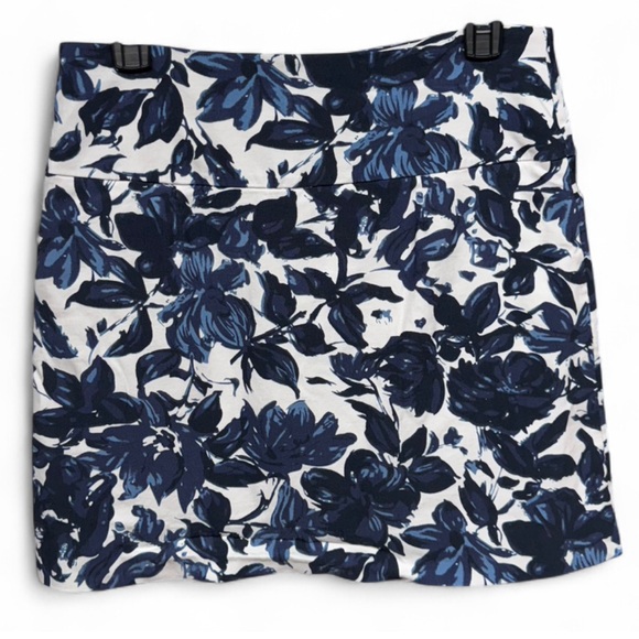S.C. & CO. Blue & White Floral Skort with Built-in Shorts - Size Medium - Picture 7 of 8